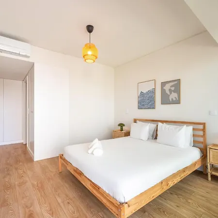 아파트 Guestready - Modern Retreat With Balcony Views