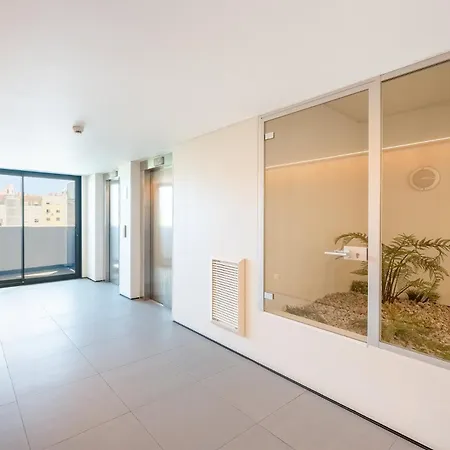 Guestready - Modern Retreat With Balcony Views 아파트