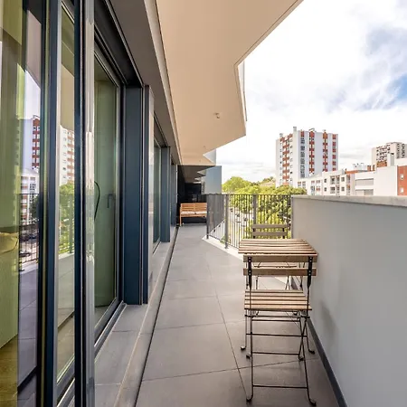 아파트 Guestready - Modern Retreat With Balcony Views *