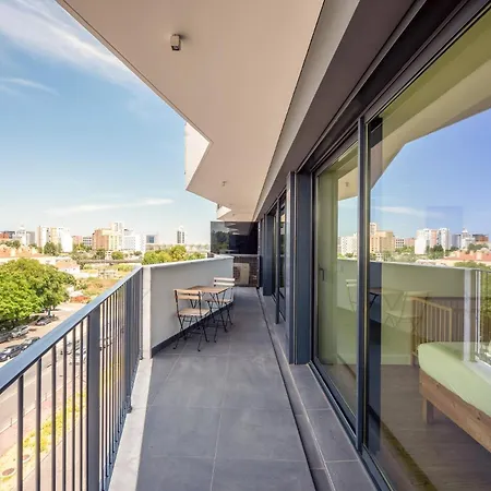 아파트 Guestready - Modern Retreat With Balcony Views *