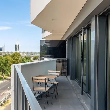 아파트 Guestready - Modern Retreat With Balcony Views *
