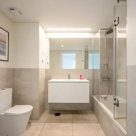 Guestready - Modern Retreat With Balcony Views 아파트 *