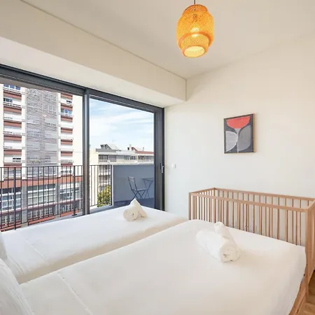 Guestready - Modern Retreat With Balcony Views 아파트