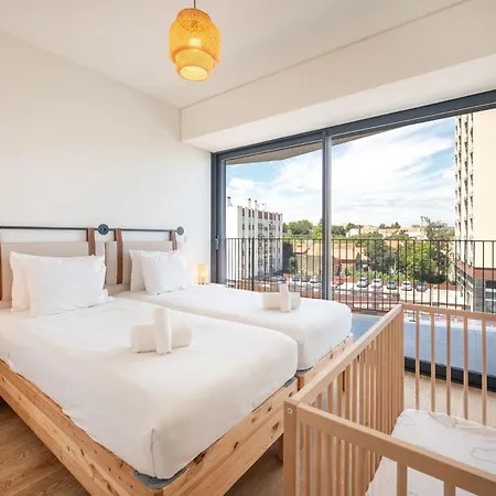 Guestready - Modern Retreat With Balcony Views 아파트 *