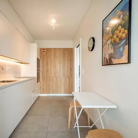 Guestready - Modern Retreat With Balcony Views 아파트 *