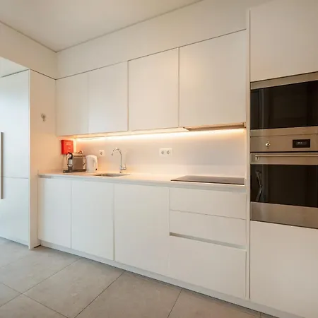 아파트 Guestready - Modern Retreat With Balcony Views